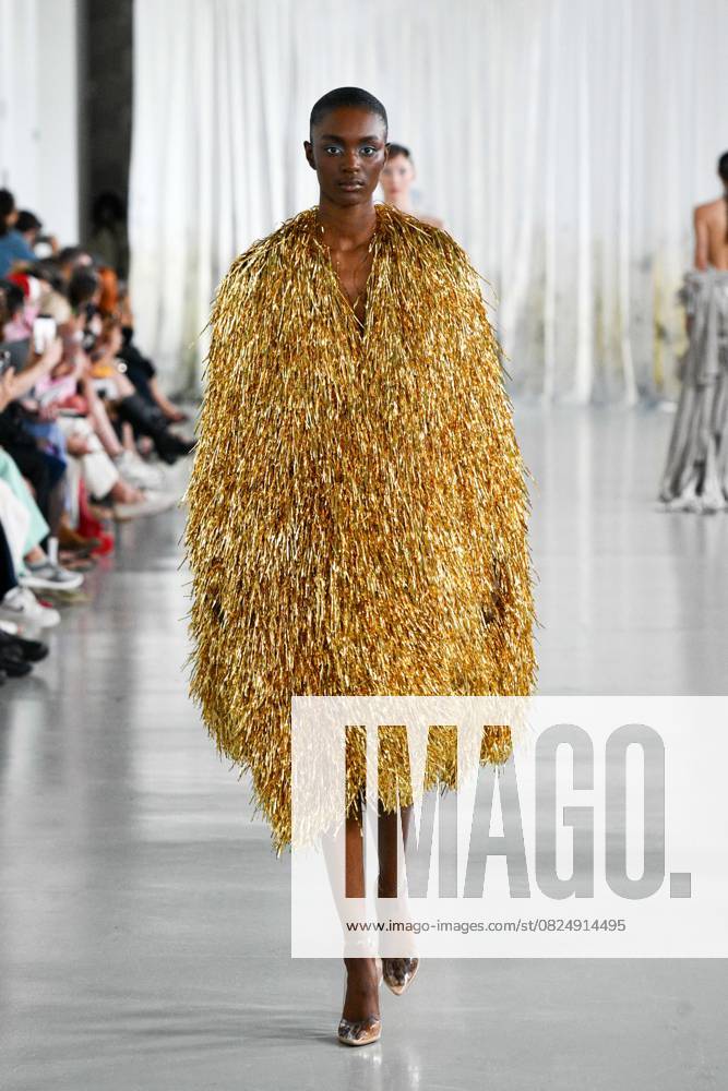 Bilder des Jahres 2025, Entertainment 07 Juli Entertainment Themen der Woche KW28 PFW - Anatomy Of Identity By Lever Runway A model walks the runway during the Anatomy Of Identity By Lever Couture Haute Couture Fall Winter 2025 2026 show as part of Paris Fashion Week at Palais de Tokyo on July 09, 2025 in Paris, France. Photo by Shootpix ABACAPRESS.COM Paris France