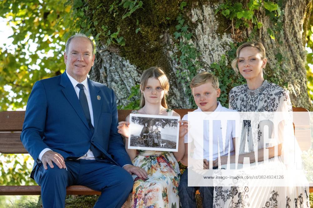 Bilder des Jahres 2025, Entertainment 07 Juli Entertainment Themen der Woche KW28 Visit Prince Albert II of Monaco, Cantal PHOTOPQR LA MONTAGNE Jérémie FULLERINGER 09 07 2025 The family of Prince Albert II of Monaco is on an official visit to Cantal this Wednesday, July 9 Princess Charlène of Monaco and her twins, Princess Gabriella and Prince Jacques made a first stop in Vic sur Cère, the county of Carladès being, Rocher de Carlat France, july 9th 2025 Prince Albert of Monaco and his wife, PrincessCharlene, returned to Cantal this Wednesday They had already visited 11 years ago, when Princess Charlene was pregnant with Jacques and Gabriella Their daughter, now Countess of Carladès, will be honored France