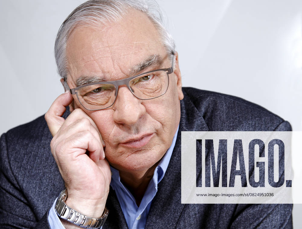 News Didier Decoin succeeds Bernard Pivot as head of the Académie Goncourt Portrait de Didier Decoin 2015 PARIS France