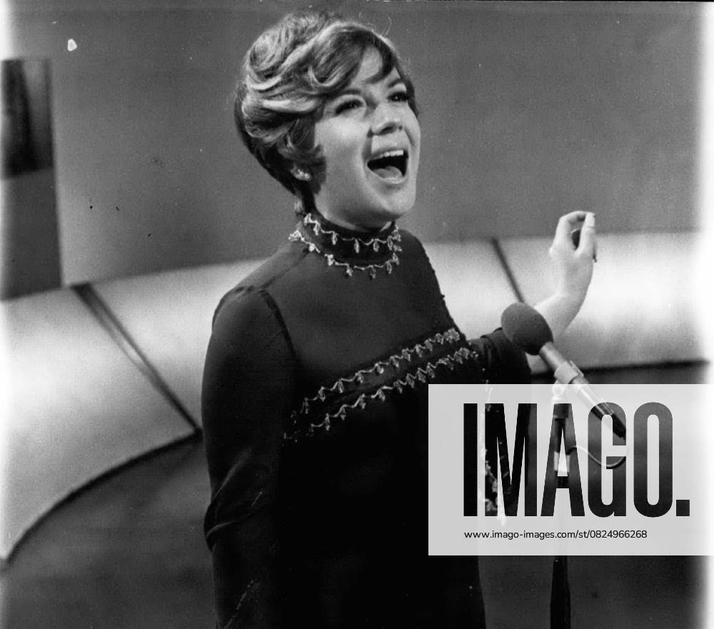 Bands Composers Instruments musicians Opera Orchestra Records Singers Songwriter Symphonies 2 February 1969 Vikki Carr comes for their own TV series to Great Britain the American Singer Vikki Carr is here arrived, at to their own TV series for London Weekend Televisio