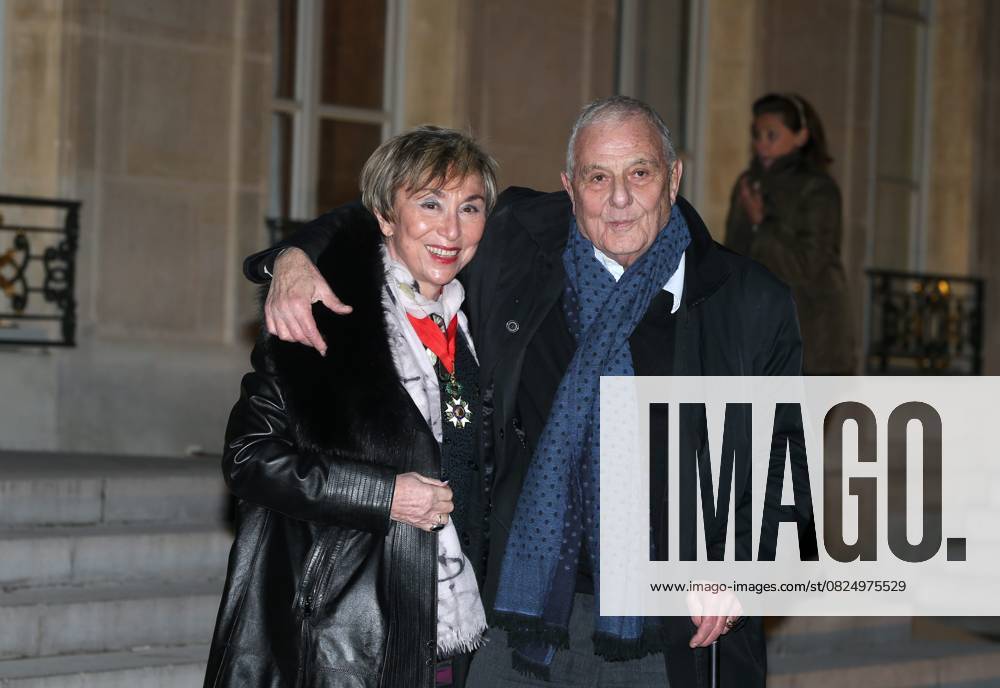 Julia Kristeva écrivain psychanalyste professeur émerite des universités lauréate du prix Holberg Commandeur de la légion dhonneur avec son mari PPhilippe Sollers Remise collective de médailles par le Président de la République, François Hollande au Palais de lElysée à Paris le 18 février 2015 Ceremony at the Elysee presidential palace, on Februa
