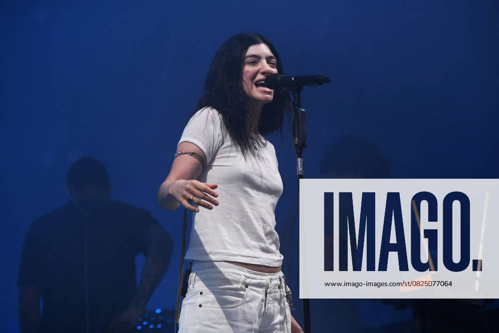Lorde performing at Glastonbury Festival SHEPTON MALLET, ENGLAND - JUNE 27: Lorde performing at Glastonbury Festival, Worthy Farm, Pilton, on June 27, 2025 in Shepton Mallet, England. CAP MAR MAR Great Britain