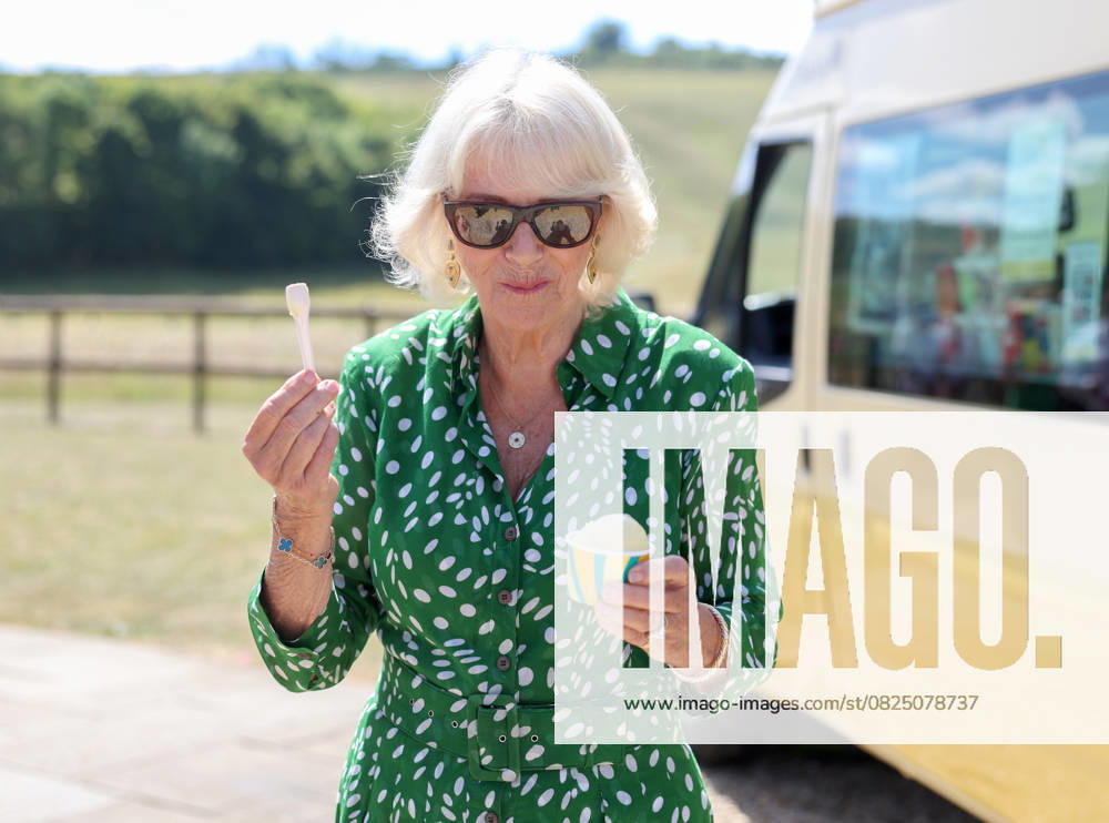 Bilder des Jahres 2025, Entertainment 07 Juli Entertainment Themen der Woche KW28 Queen Camilla Visits Local Charities Supporting Communities In Wiltshire CALNE, ENGLAND - JULY 10: Queen Camilla smiles with an ice cream from Joanna Weaver s ice cream van during a visit to celebrate the 50th anniversary of the Wiltshire and Swindon Community Foundation at Manor Farm on July 10, 2025 in Calne, England., Credit:Chris Jackson Avalon United Kingdom, England, Calne