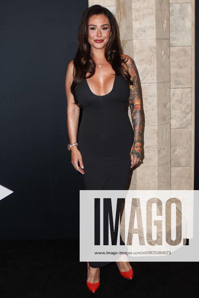 World Premiere Of Paramount+ And Showtime s Dexter: Resurrection Season 1 American TV personality and entrepreneur Jenni Farley (JWoww) arrives at the World Premiere Of Paramount+ And Showtime s Dexter: Resurrection Season 1 held at the Alice Tully Hall at the Lincoln Center for the Performing Arts in Manhattan, New York City, New York, United States. Alice Tully Hall at the Lincoln Center for the Performing Arts, Manhattan, New York City, New York, USA New York United States