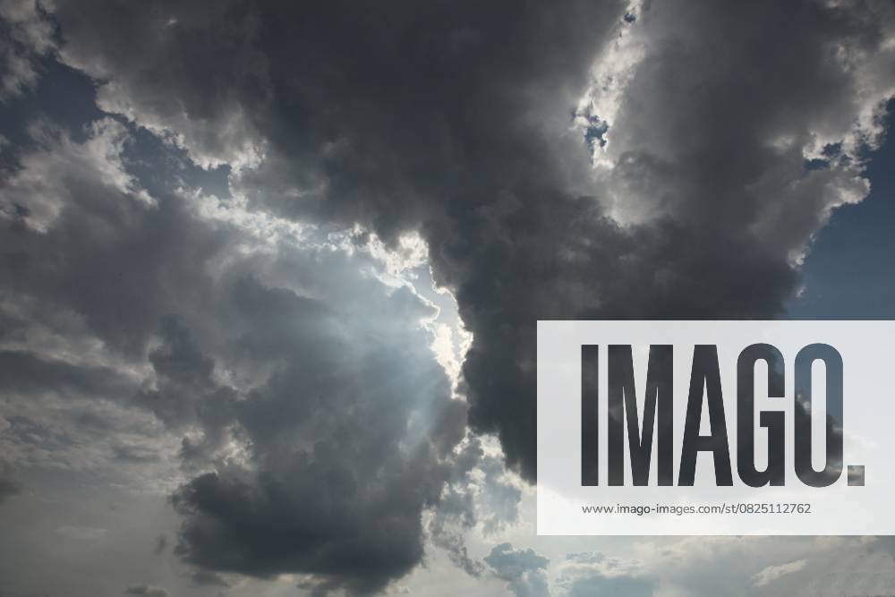 IMAGO Creative, Jahreszeit Sommer, Regen, Sommerregen Blick auf Himmel und Meer wenige Minuten vor dem Sturm View of sky and sea few minutes before storm (License=RF)