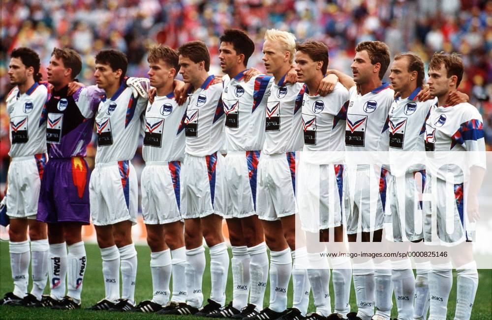 Mannschaftsbild Hertha BSC Berlin (Amat.) v.li.: Karsten Nied, Christian Fiedler, Ayhan Gezen, Sven Kaiser, Oliver Schmidt, Sven Meyer, Carsten Ramelow, Andreas Schmidt, Oliver Holzbecher, Gerald Klews und Wolfgang Kolczyk Fußball Herren DFB-Pokalfinale 1992 1993, Pokalspiel, Pokalendspiel, Pokal, Finale, Endspiel, Vneg Totale Berlin