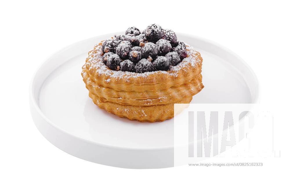Foodfotografie, Dessert Obstkuchen mit Johannisbeeren auf Weiß food still-life, Dessert fruit cake with currant on white