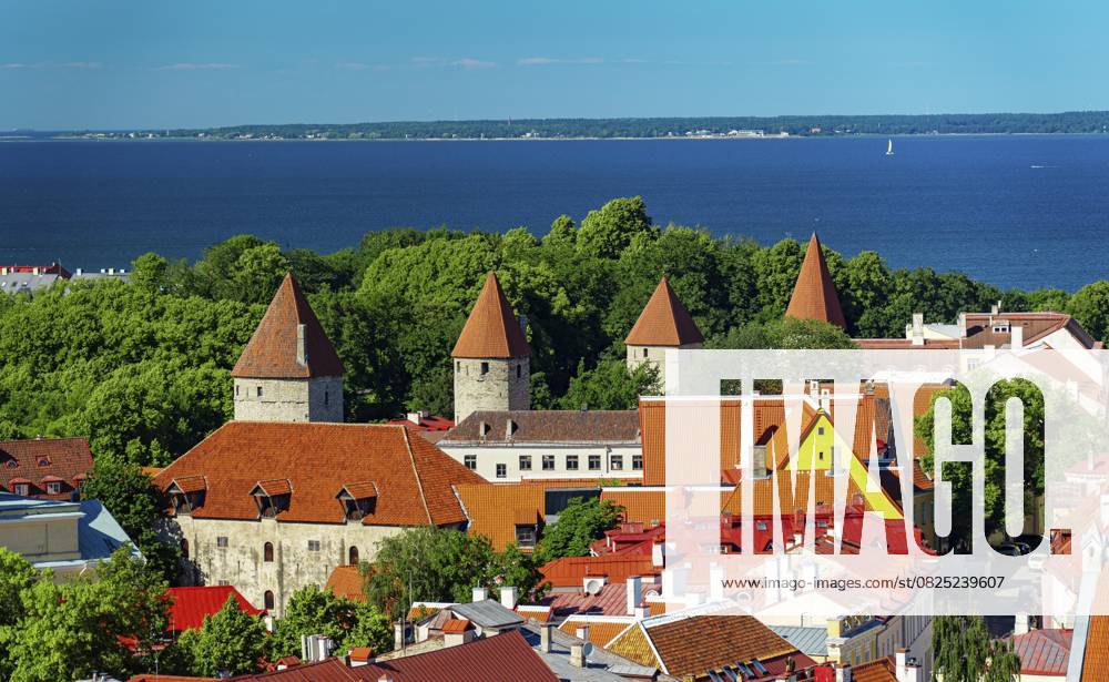 Mittelalterliche Türme der Festungsmauer der Stadt Tallinn Medieval towers of the fortress wall of the city of Tallinn