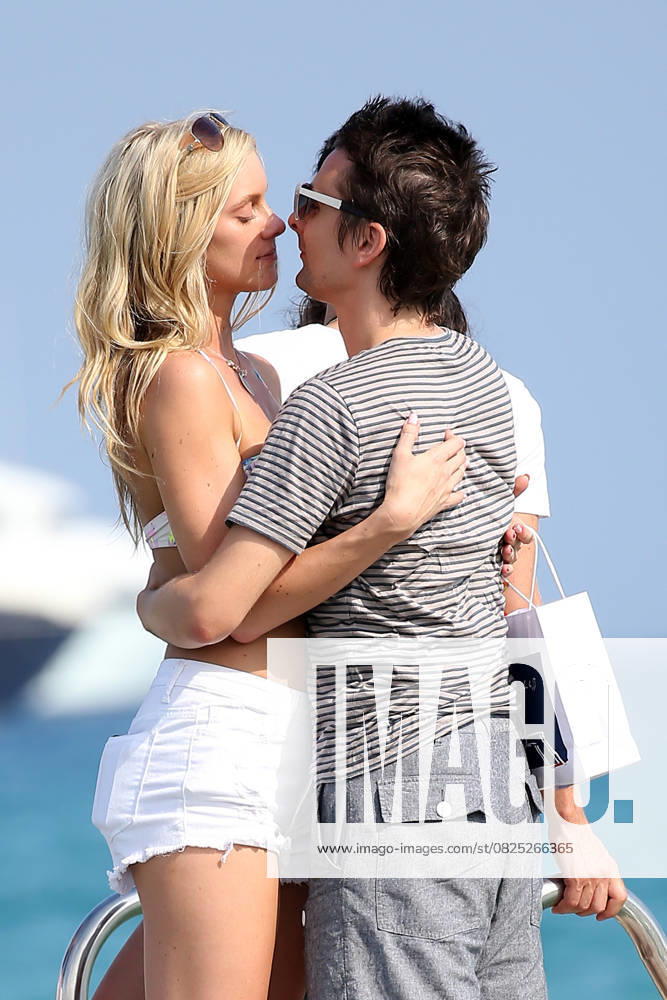 Matthew Bellamy and Elle Evans kiss for a long time before boarding their dinghy in Saint Tropez July 15th, 2015 Matthew Bellamy and Elle Evans leave Club 55 in Saint Tropez July 15th, 2015 Saint Tropez France