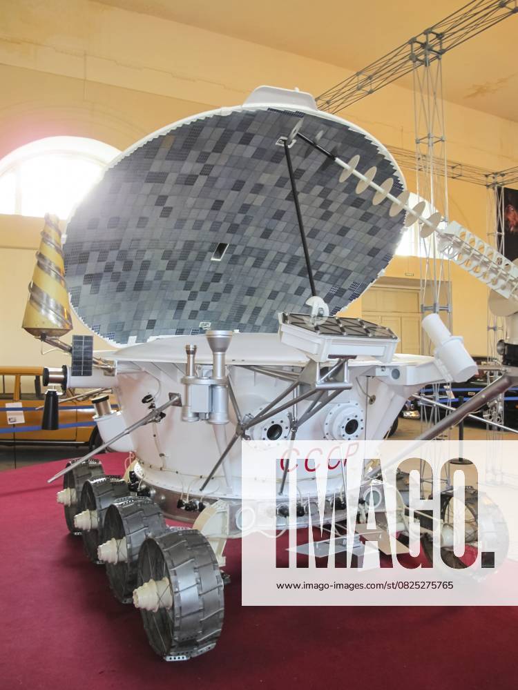 Museum für Retro Autos, St. Petersburg, Russland 19. Dezember 2018: Lunokhod 1, Weltraum Rover der Sowjetunion auf dem Mond, Museumsexemplar Museum of retro cars, St Petersburg, Russia - December 19, 2018: Lunokhod-1, Soviet Union space rover of the moon, museum specimen