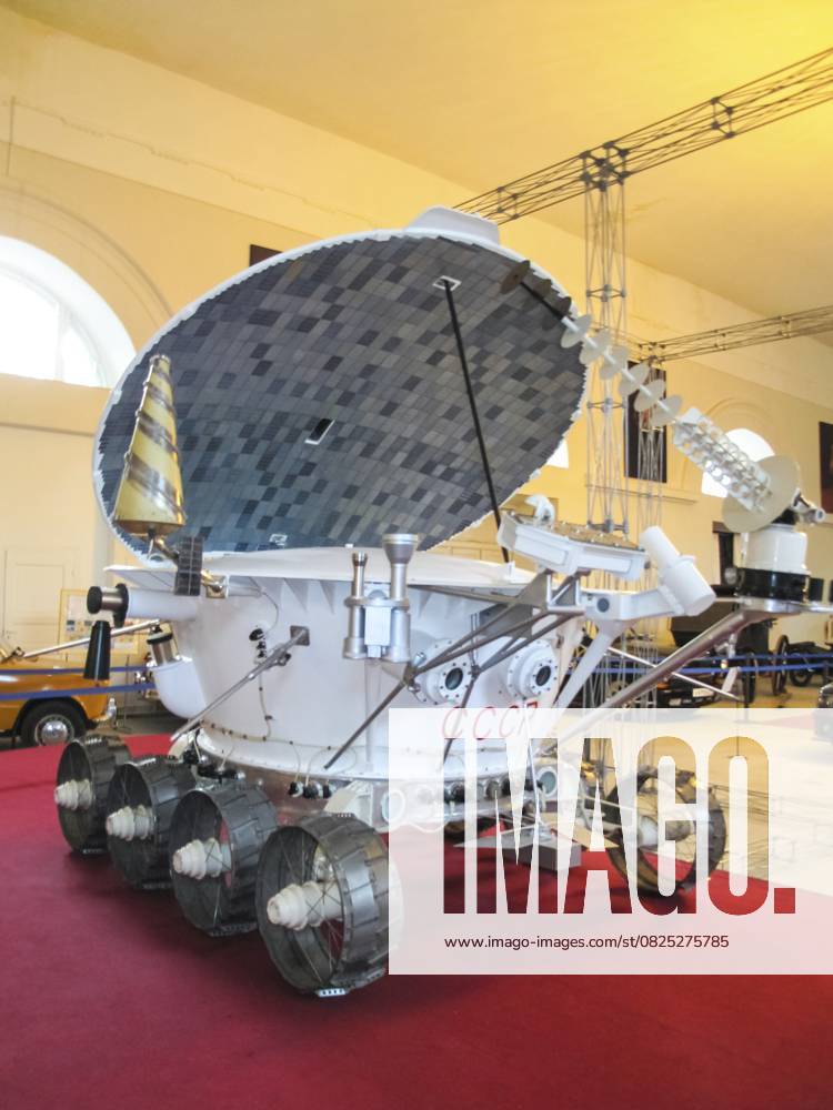 Museum für Retro Autos, St. Petersburg, Russland 19. Dezember 2018: Lunokhod 1, Weltraum Rover der Sowjetunion auf dem Mond, Museumsexemplar Museum of retro cars, St Petersburg, Russia - December 19, 2018: Lunokhod-1, Soviet Union space rover of the moon, museum specimen