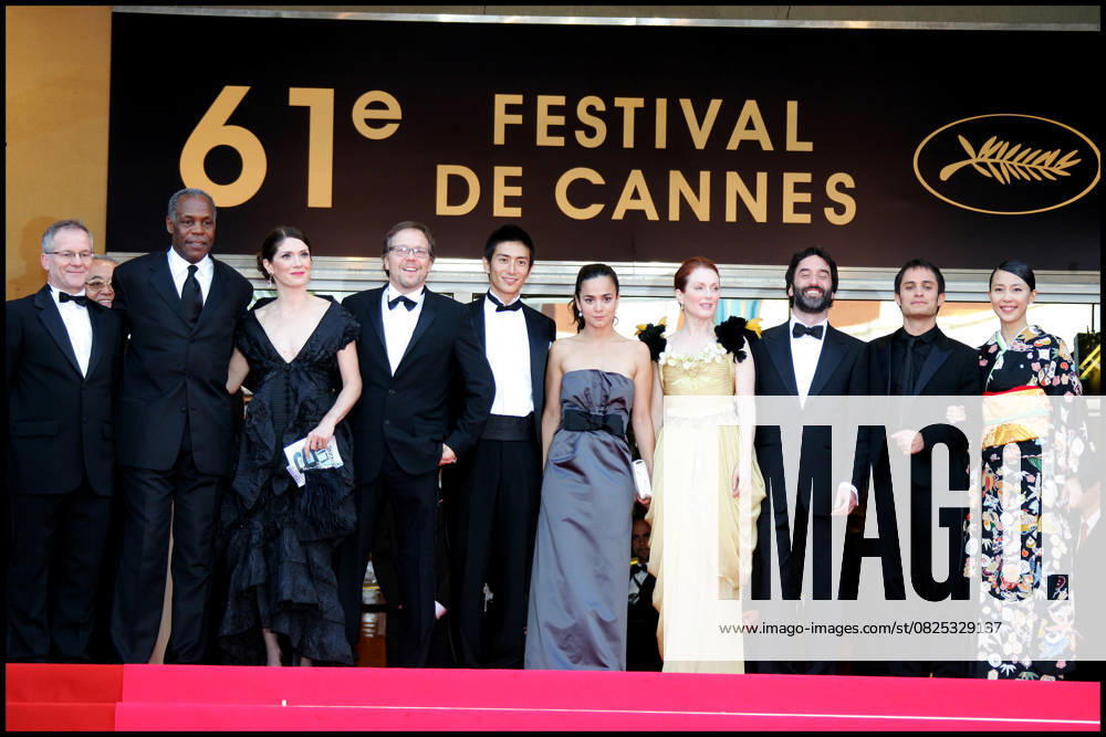 THE FILM TEAM DANNY GLOVER, ALICE BRAGA, YOSHINO KIMURA, GAEL GARCIA BERNAL, YSUKE ISEYA JULIANNE MOORE OPENING WALKS OF THE FILM BLINDNESS 61TH FESTIVAL DE CANNES 2008 CANNES France