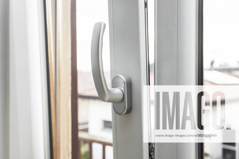 Kipp und Drehfenster aus Aluminium. Metalltürrahmen in Nahaufnahme. Schalldämmung. Energieeffizient, Sicherheitsprofil, Unschärfe Garten im Freien Hintergrund Aluminum window tilt and turn. Metal door frame closeup view. Sound insulation. Energy efficient, safety profile, blur garden outdoor background