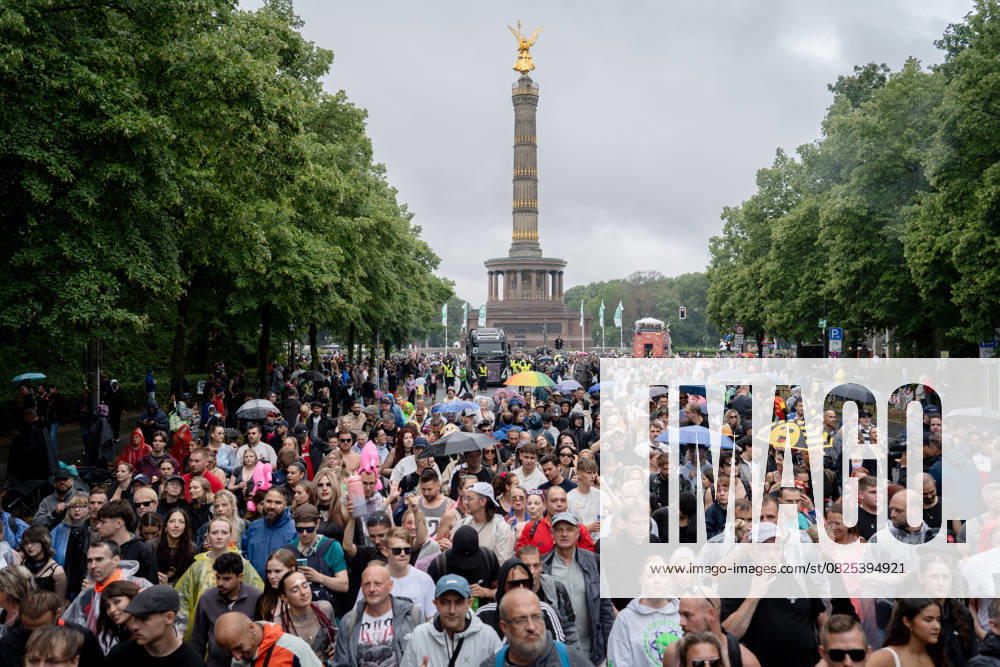 Rave The Planet Parade 2025 Berlin, Rave The Planet Parade 2025, Our Future Is Now , Rave, Demonstration, Straße des 17 Juni, between Brandenburger Tor and Grosser Stern, Rain Berlin Berlin GER