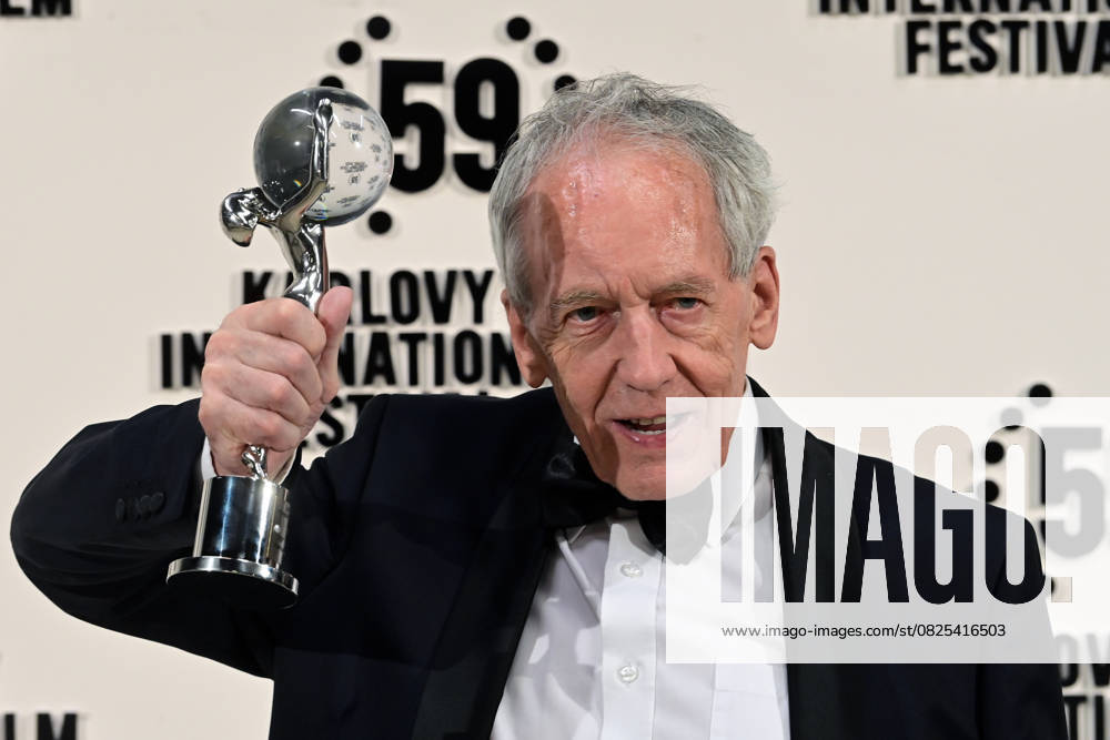 Bilder des Jahres 2025, Entertainment 07 Juli Entertainment Themen der Woche KW28 Editor Jiri Brozek receives the Festival President s Award during closing ceremony at the final day of the 59th Karlovy Vary International Film Festival, July 12, 2025. (CTKxPhoto SlavomirxKubes) CTKPhotoP2025071204755 CTKPhotoP2025071204755