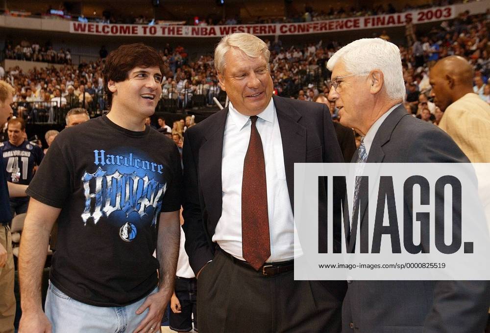 Besitzer Mark Cuban (li.) im Gespräch mit Headcoach Don Nelson (Mitte) und Co-Trainer Del Harris (alle Dallas Mavericks) Basketball Herren NBA Western Conference Finals 2002 2003, Halbfinale, Dallas Mavericks Gruppe Dallas