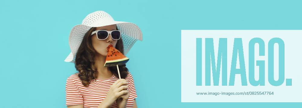 Sommer Porträt der stilvollen jungen Frau mit süßen saftigen Lutscher oder Eis geformt Scheibe Wassermelone Obst in weißen Hut, Brille auf blauem Hintergrund mit Kopie Raum Summer portrait of stylish young woman with sweet juicy lollipop or ice cream shaped slice of watermelon fruit in white hat, glasses on blue background with copy space