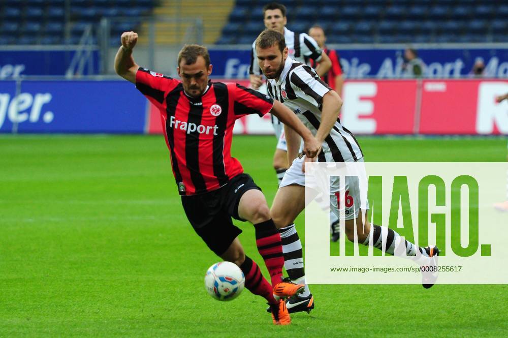 Fußball 2. Bundesliga Eintracht Frankfurt - FC St. Pauli am 25.07.2011 in Frankfurt am Main Markus Thorandt ( St. Pauli ), rechts - Erwin Hoffer ( Eintracht Frankfurt ), links