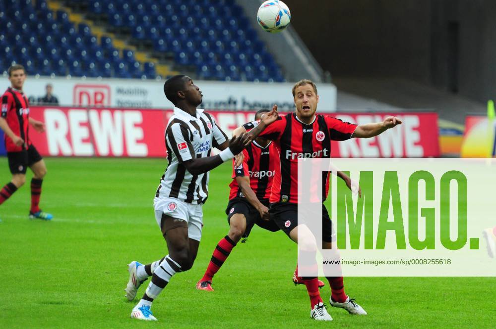 Fußball 2. Bundesliga Eintracht Frankfurt - FC St. Pauli am 25.07.2011 in Frankfurt am Main Charles Takyi ( St. Pauli ), links - Matthias Lehmann ( Eintracht Frankfurt ), rechts