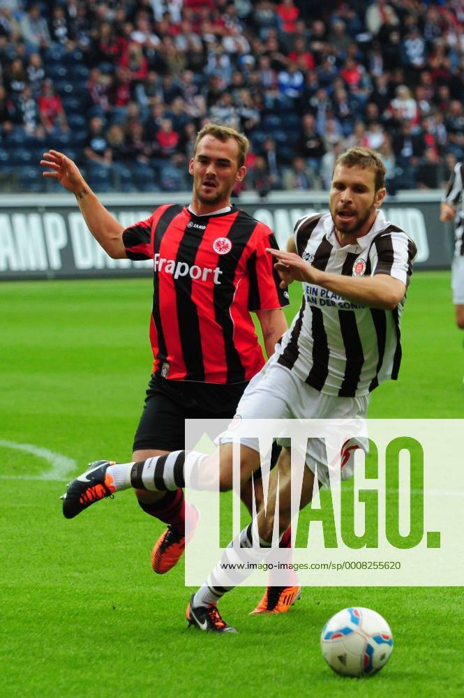 Fußball 2. Bundesliga Eintracht Frankfurt - FC St. Pauli am 25.07.2011 in Frankfurt am Main Erwin Hoffer ( Eintracht Frankfurt ), links - Markus Thorandt ( St. Pauli ), rechts