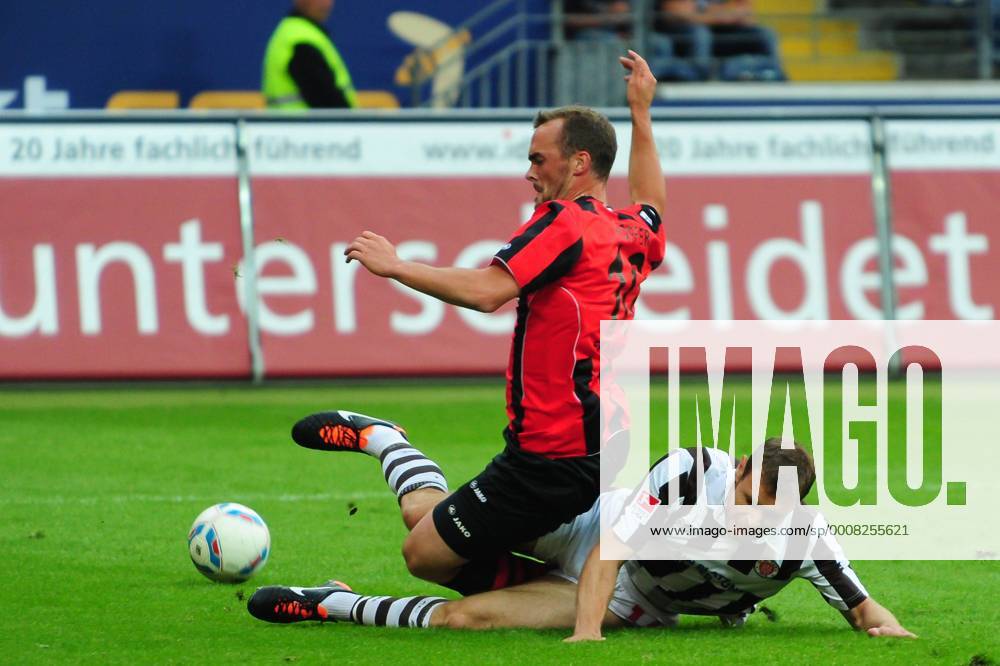 Fußball 2. Bundesliga Eintracht Frankfurt - FC St. Pauli am 25.07.2011 in Frankfurt am Main Erwin Hoffer ( Eintracht Frankfurt ), links - Markus Thorandt ( St. Pauli ), rechts