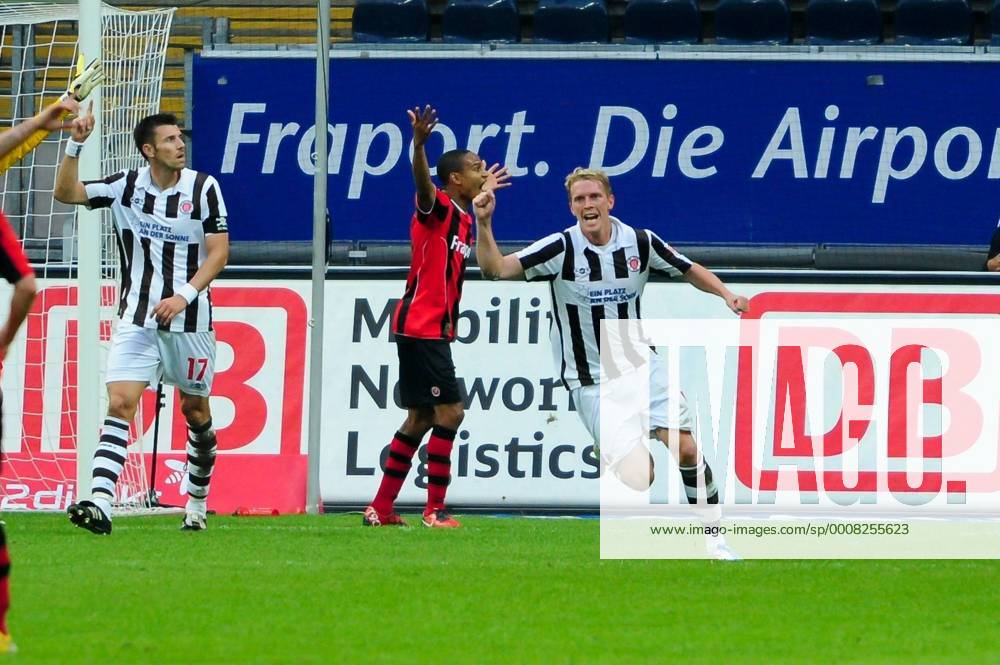 Fußball 2. Bundesliga Eintracht Frankfurt - FC St. Pauli am 25.07.2011 in Frankfurt am Main Fabian Boll ( St. Pauli ), rechts erzielt das 1:0 n der 38. Minute.