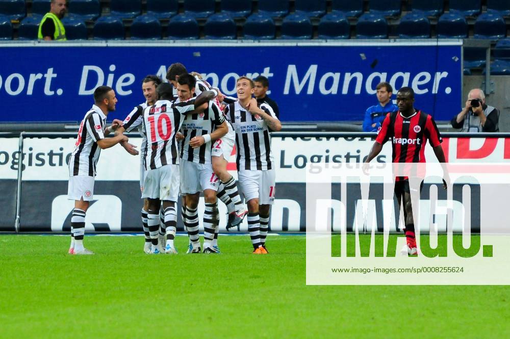 Fußball 2. Bundesliga Eintracht Frankfurt - FC St. Pauli am 25.07.2011 in Frankfurt am Main Fabian Boll ( St. Pauli ) erzielt das 1:0 n der 38. Minute und freut sich mit seinen Mannschaftskameraden.