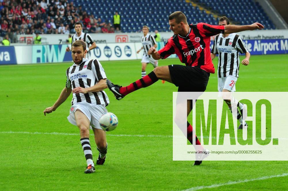Fußball 2. Bundesliga Eintracht Frankfurt - FC St. Pauli am 25.07.2011 in Frankfurt am Main Markus Thorandt ( St. Pauli ), links - Alexander Meier ( Eintracht Frankfurt ), rechts