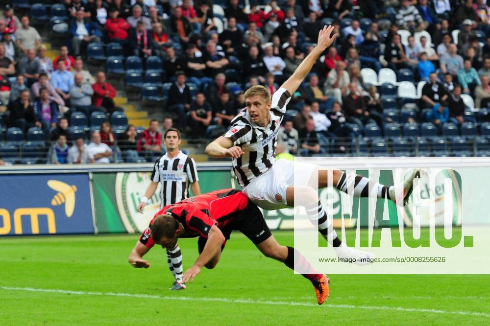 Fußball 2. Bundesliga Eintracht Frankfurt - FC St. Pauli am 25.07.2011 in Frankfurt am Main Lasse Sobiech ( St. Pauli ), rechts - Erwin Hoffer ( Eintracht Frankfurt ), links