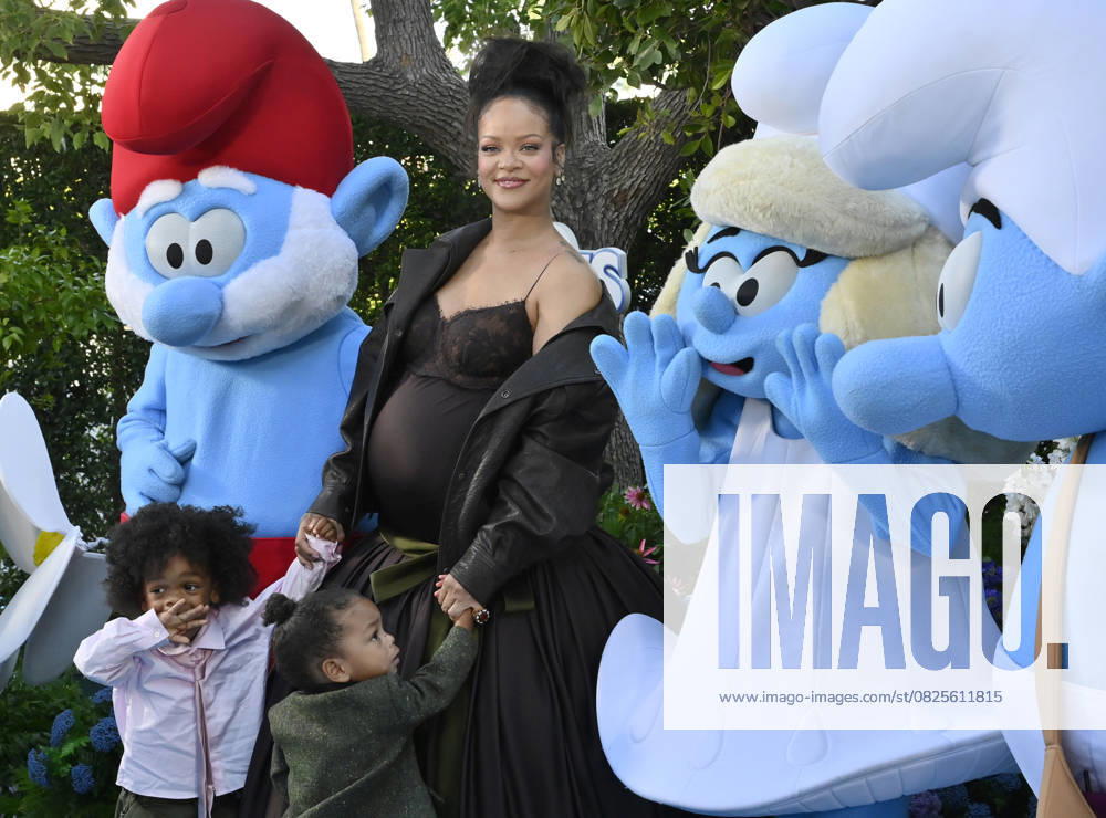 Bilder des Jahres 2025, Entertainment 07 Juli Entertainment Themen der Woche KW28 Rihanna, the voice of Smurfette in the animated musical comedy Smurfs and her sons RZA Athelston Mayers (L) and Riot Rose Mayers attend the premiere of the motion picture at Paramount Studios in Los Angeles on Sunday, July 13, 2025. Storyline: When Papa Smurf (John Goodman) is mysteriously taken by evil wizards, Razamel and Gargamel, Smurfette (Rihanna) leads the Smurfs on a mission into the real world to save him. With the help of new friends, the Smurfs must discover what defines their destiny to save the universe. LAP2025071317 JIMxRUYMEN