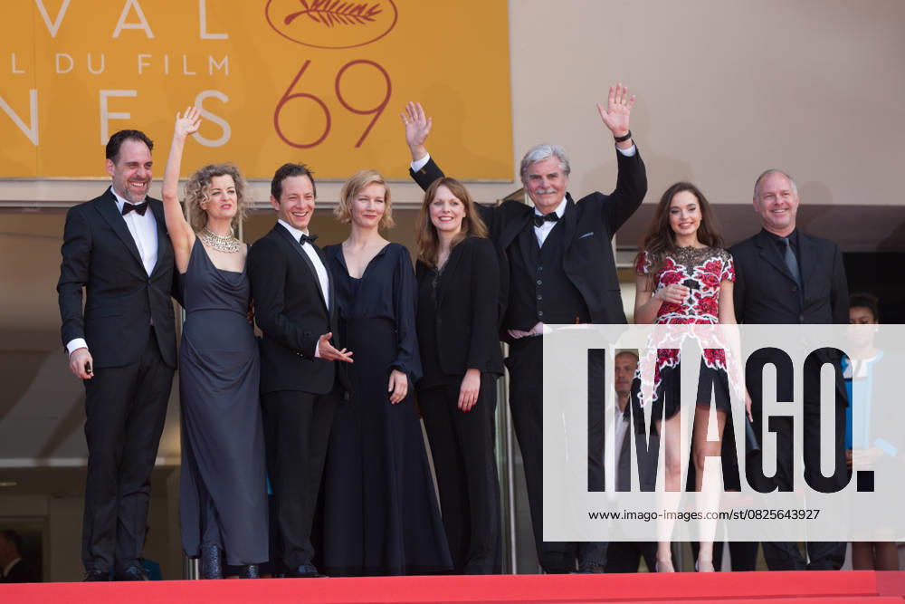 Retro Death of Austrian actor Peter Simonischek Thomas Loibl, Lucy Russell, Trystan Puetter, Sandra Hueller, Maren Ade, Peter Simonischek, Ingrid Bisu, Vlad Ivanov Montée des marches du film Toni Erdmann lors du 69ème Festival International du Film de Cannes Le 14 mai 2016 Borde Jacovides Moreau Be