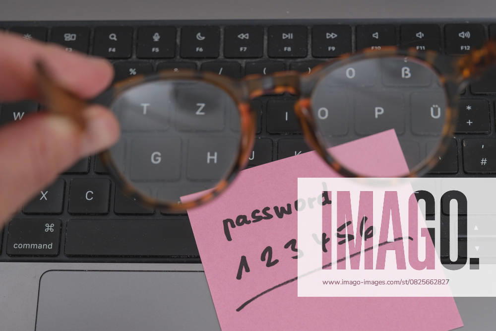 Security risk on the desk: A piece of paper with the insecure password 123456 lying open on a laptop is a classic example of negligent handling of sensitive access data. Nordrhein-Westfalen Deutschland, Germany GMS19551