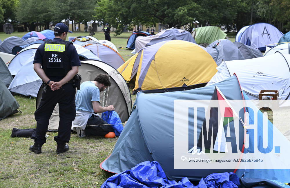 Bilder des Jahres 2025, News 07 Juli Police evicts Pro-Palestinian camp near Berlin Chancellery BERLIN, GERMANY - JULY 14: Police evicted the camp that is set up by the Pro-Palestinian supporters near the Chancellery building in Berlin, Germany on July 14, 2025. Halil Sagirkaya Anadolu Berlin Germany. Editorial use only. Please get in touch for any other usage.