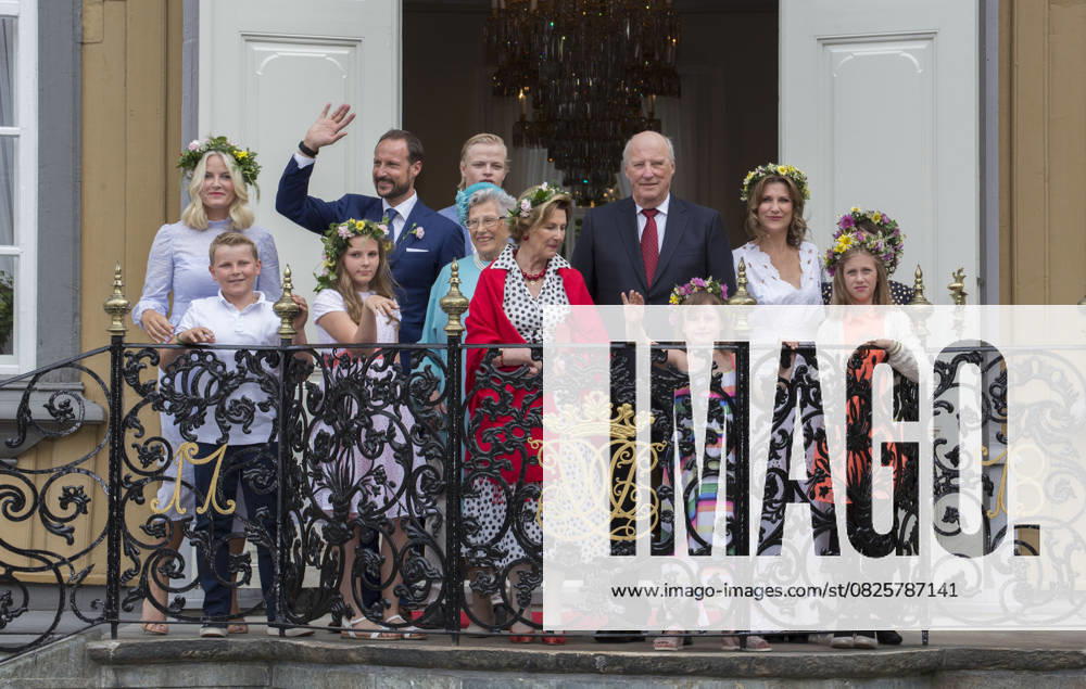 Prince Sverre Magnus, Princess Ingrid Alexandra, Princess Mette Marit, Prince Haakon, Marius Borg Hoiby , Princess Astrid, Queen Sonja, King Harald, Princess Martha Louise, Emma Ta
