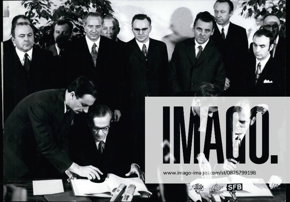 Germany Lithuania Poland 12 December 1971 Berlin Papers become Today in West Berlin countersigned the Negotiator of Senate, Ullrich Müller, and the GDR State Secretary, Rear Admiral Kohrt, sign the Berlin Agreement via the Visi