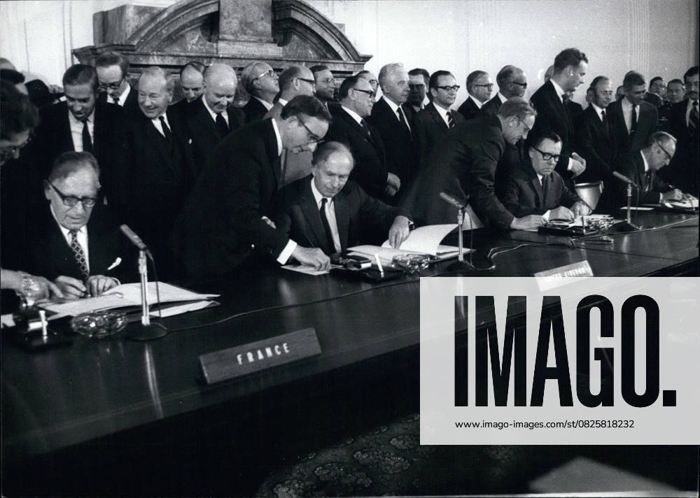Germany Lithuania Poland 6 June 1972 a Historical Day for Berlin Today signed the four Foreign Minister the Berlin Agreement at former Control Council in Berlin the Photo shows from left to right Foreign Minister Sehuman France , Foreign Minister Douglas Home Great Britain , Foreign Minister Andrej Gromiko Udsser and Foreign Minister Rogers America