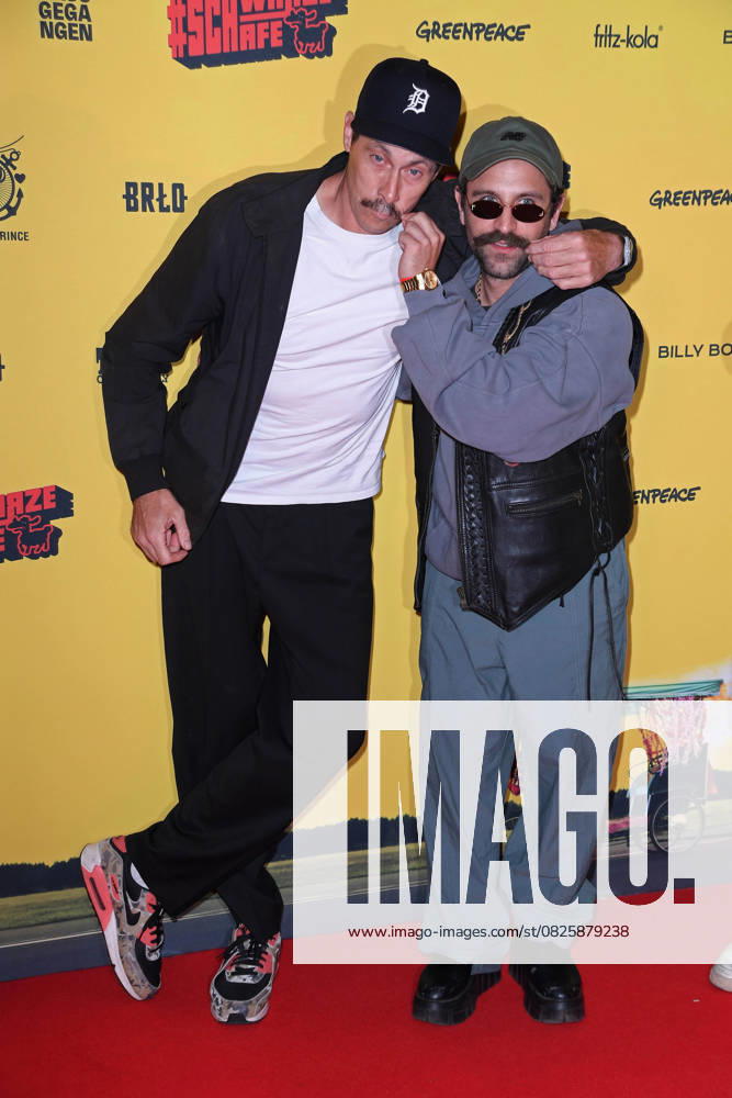 Marc Hosemann, Arman Kashani at the SchwarzeSchafe premiere at the cinema in the Kulturbrauerei in Berlin on 15 07 2025