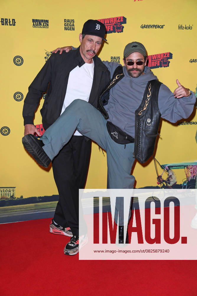 Marc Hosemann, Arman Kashani at the SchwarzeSchafe premiere at the cinema in the Kulturbrauerei in Berlin on 15 07 2025