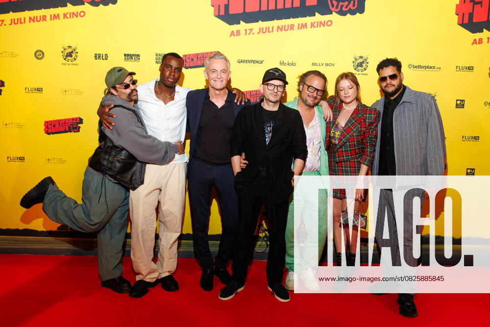 Premiere SchwarzeSchafe Arman Kashani, Victor Ben Otekpen, Robert Lohr, Milan Peschel, Oliver Rihs, Jella Haase and Yasin Harrouk at the premiere of SchwarzeSchafe at the cinema in the Kulturbrauerei on 15 07 2025 in Berlin