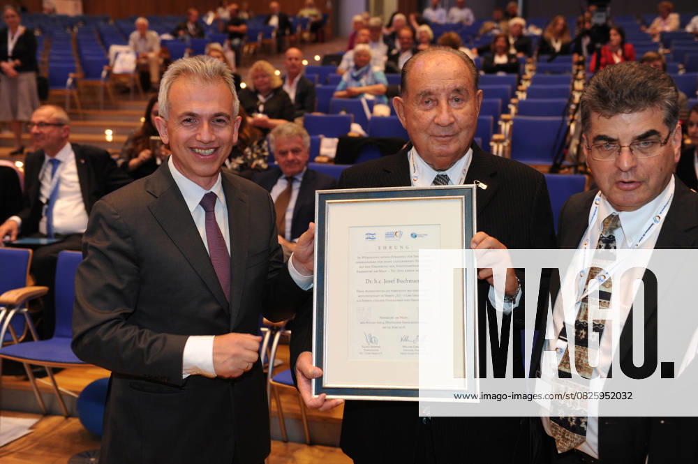 4 German Israel Congress 19 06 2016 Frankfurt Congress Center Exhibition 4 German Israel Congress Honour Dr H C Josef Buchmann for its Longstanding Commitment in the Town twinning Frankfurt Tel Aviv at Picture l r Lord Mayor Peter Feldmann, Dr H C Josef Buchmann Frankfurt Frankfurt Hesse Germany