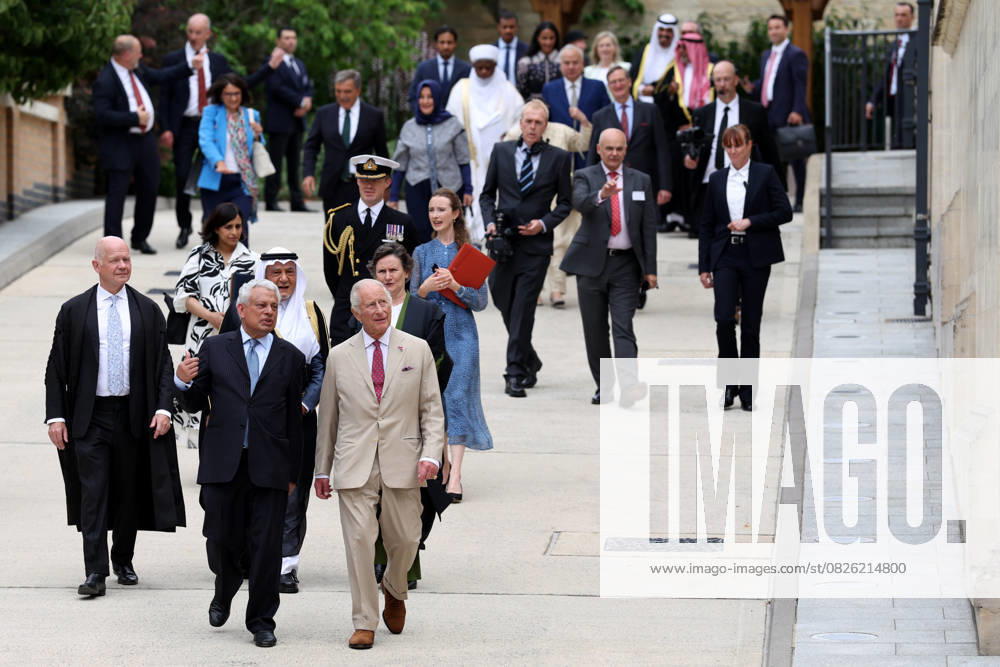 Bilder des Jahres 2025, Entertainment 07 Juli King Charles III visits the Oxford Centre for Islamic Studies Britain s King Charles III is guided around the Oxford Centre for Islamic Studies by the director Farhan Nizami (2L) alongside Chancellor of the University of Oxford William Hague (L) in Oxford, southern England, on July 17, 2025 to celebrate the naming of the King Charles III Wing and the launch of the King Charles III Programme., Credit:DARREN STAPLES Avalon United Kingdom, Oxford