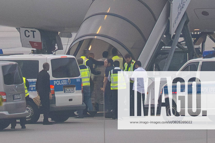 Bilder des Jahres 2025, News 07 Juli Schkeuditz - Deutschland schiebt mehrere Afghanen ab! Abschiebe-Flieger startet von Flughafen Leipzig Halle 18.07.2025 gegen 7 Uhr Schkeuditz, Flughafen Leipzig Halle Fotograf: EHL Media Die Bundesrepublik Deutschland wird erneut Flüchtlinge nach Afghanistan abschieben. Nach bislang unbestätigten Angaben soll ein Airbus A330 der Fluggesellschaft Qatar Airways dutzende Migranten zurück in ihre Heimat bringen. Bereits am Donnerstag landete die Maschine aus Doha kommend gegen 16.30 Uhr auf dem Flughafen Leipzig Halle. Mehrere Autos der Bundespolizei rückten daraufhin an. Nun, einen Tag später, soll der Flieger in Richtung Afghanistan starten. An Bord sollen ersten Angaben mehrere Dutzend Flüchtlinge aus dem Nahen Osten sein, darunter au