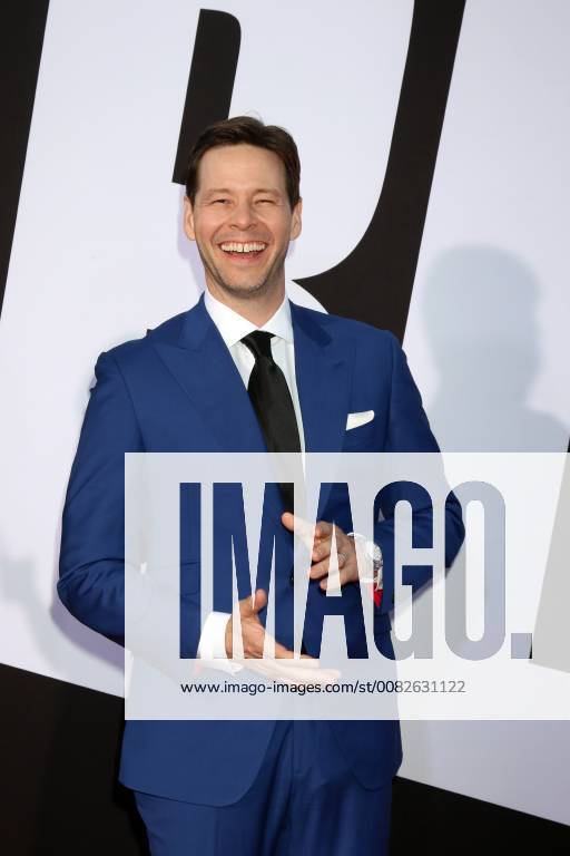 LOS ANGELES - APR 3: Ike Barinholtz at the Blockers Premiere at Village Theater on April 3, 2018 in Westwood, CA