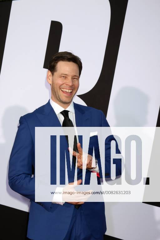 LOS ANGELES - APR 3: Ike Barinholtz at the Blockers Premiere at Village Theater on April 3, 2018 in Westwood, CA