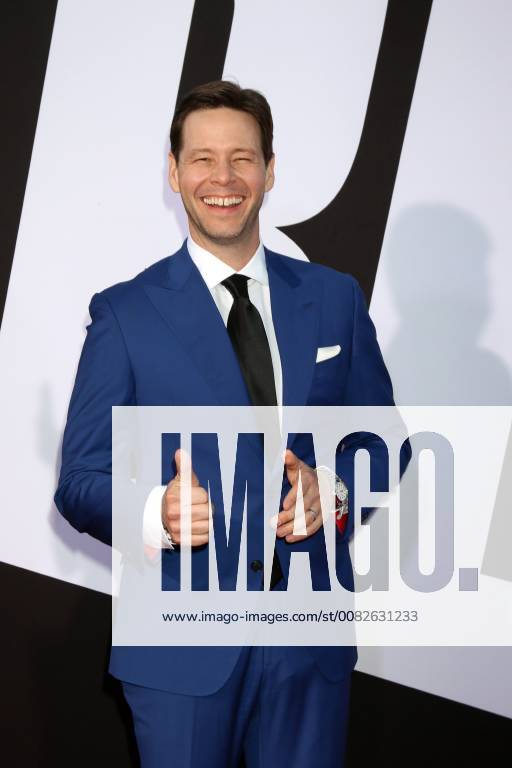 LOS ANGELES - APR 3: Ike Barinholtz at the Blockers Premiere at Village Theater on April 3, 2018 in Westwood, CA