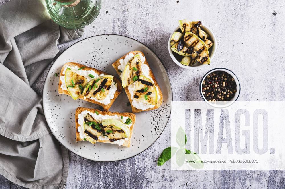 Food, Sandwiches mit Ricotta, gegrillten Zucchini und grünen Zwiebeln auf einem Teller Ansicht von oben Food, Sandwiches with ricotta, grilled zucchini and green onions on a plate top view