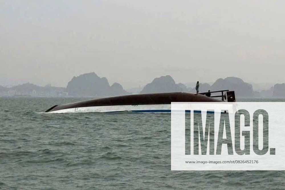 Bilder des Jahres 2025, News 07 Juli 18 dead, many missing after Vietnamese tourist boat capsizes HALONG BAY, QUANG NINH PROVINCE, VIETNAM - JULY 19: (---- - MANDATORY CREDIT - VIETNAMS S TRAFFIC POLICE DEPARTMENT HANDOUT - NO MARKETING NO ADVERTISING CAMPAIGNS - DISTRIBUTED AS A SERVICE TO CLIENTS----) Two men are seen standing on a capsized tourist boat, which was believed to be carrying more than 50 passengers on board, in Halong Bay, Quang Ninh Province, Vietnam, on July 19, 2025. At least 18 people have died and 23 are missing after a tourist cruise boat carrying 53 people capsized in Vietnam s Ha Long Bay on Saturday, according to officials. Vietnam s Traffic Police Department Handout Anadolu Quang Ninh Province Vietnam. Editorial use only. Plea