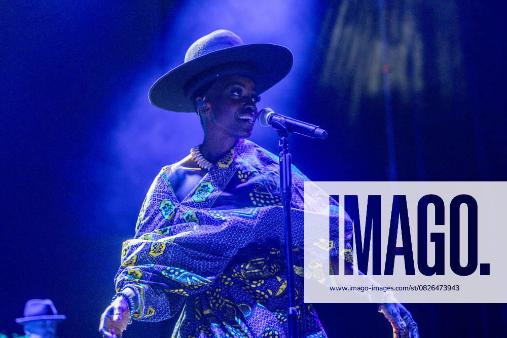 Bilder des Jahres 2025, Entertainment 07 Juli Morcheeba performs at Noches del Botánico The British band Morcheeba, during a concert at the festival Noches del Botánico, at the Real Jardín Botánico Alfonso XIII, on July 19, 2025, in Madrid Spain Morcheeba is a band that fuses styles such as trip hop, rock, folk, blues, pop and electronic sounds, blues, pop and electronic sounds Founded in the mid-1990s by brothers Paul DJ and Ross Godfrey multi-instrumentalist, along with the distinctive voice of singer Skye Edwards, became an international reference in the alternative music scene Spain.