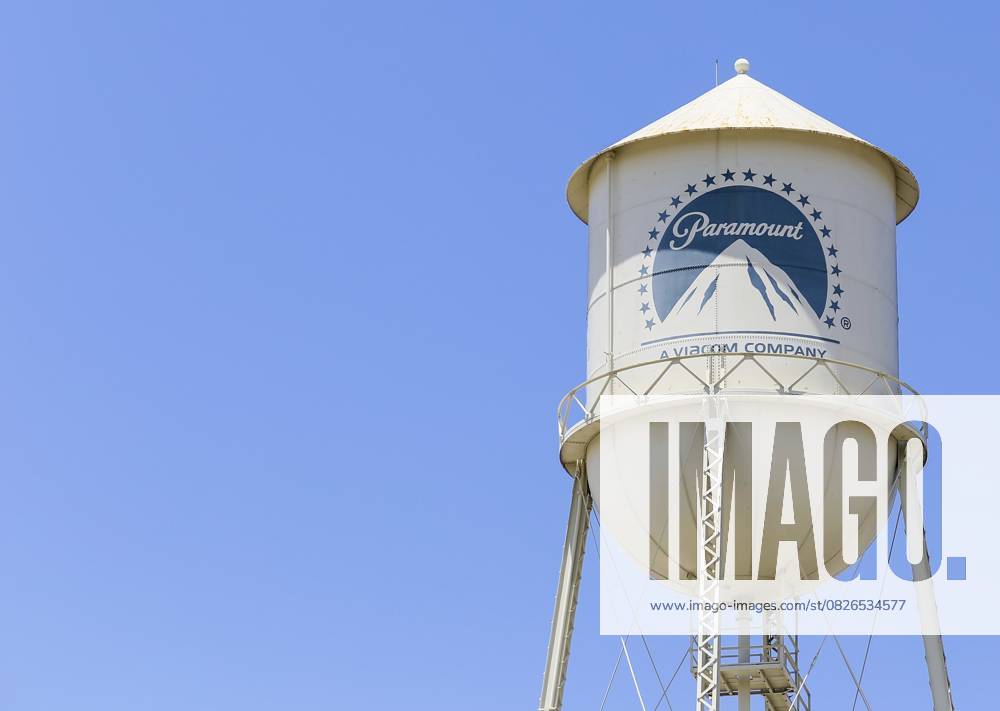 Der berühmte Wasserturm der Paramount Studios vor einem strahlend blauen Himmel. Das Logo von Paramount Pictures ist auf den Wasserturm gemalt, Los Angeles, USA The famous water tower of the Paramount studios in front of a clear blue sky. The logo of Paramount Pictures is painted on the water tower, Los Angeles, USA