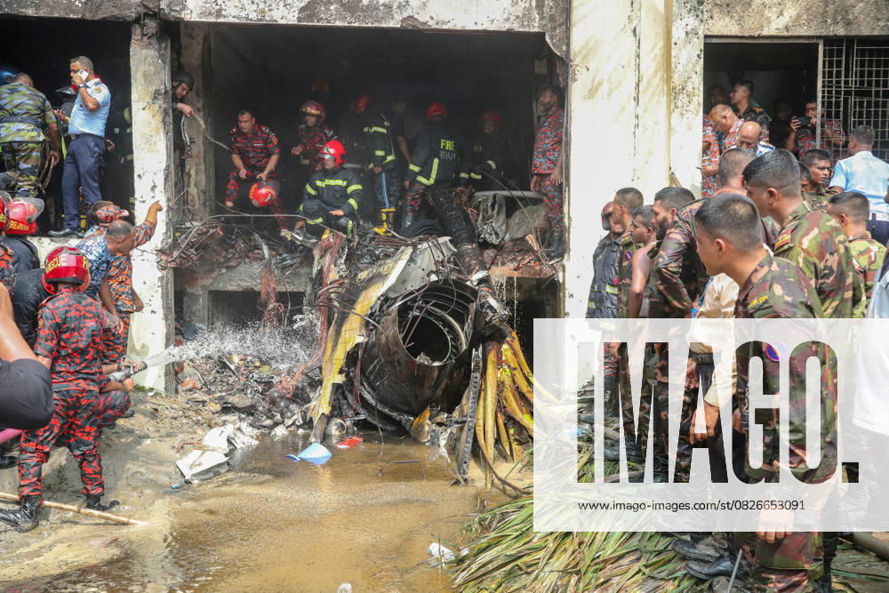 Bilder des Jahres 2025, News 07 Juli (250721) -- DHAKA, July 21, 2025 () -- Firefighters work at the site of the crash in Dhaka, Bangladesh, on July 21, 2025. At least 19 people, mostly students, were killed as a training aircraft of the Bangladesh Air Force crashed on the campus of a college here on Monday. A government statement said that over 100 people were injured in the accident. Many of the injured are in critical condition. The Inter Service Public Relations (ISPR) of the Bangladesh Army said the training aircraft crashed at around 13:30 local time. () BANGLADESH-DHAKA-TRAINING AIRCRAFT-CRASH Xinhua